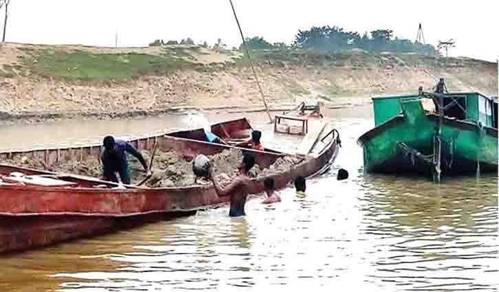 ছাতকে নদী থেকে অবৈধভাবে বালু উত্তোলন