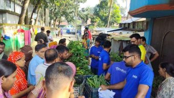 পটুয়াখালীবাসী স্বেচ্ছাসেবী সংগঠনের উদ্যোগে ক্রয় মূল্যের সবজি বিক্রয়