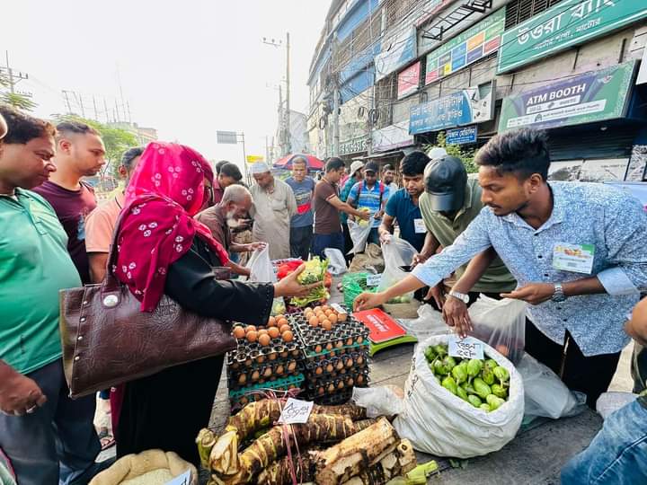 নাটোরে সিন্ডিকেট ভাঙতে চালু হল ‘জনতার বাজার’