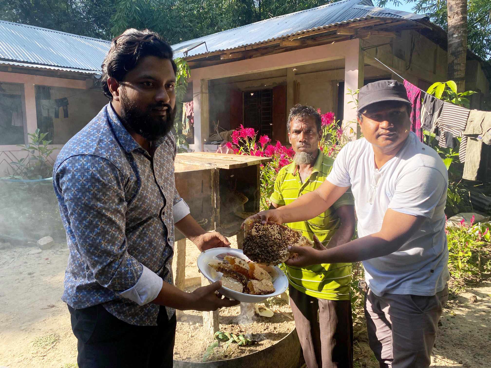 কমলগঞ্জে মধু চাষে লিমন ও রিপনের মুখে মধুর হাসি