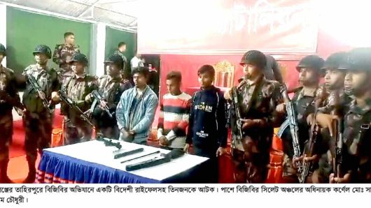 সুনামগঞ্জ সীমান্তে একটি লং রেঞ্জ শ্যুটিং রাইফেলসহ তিনজন আটক