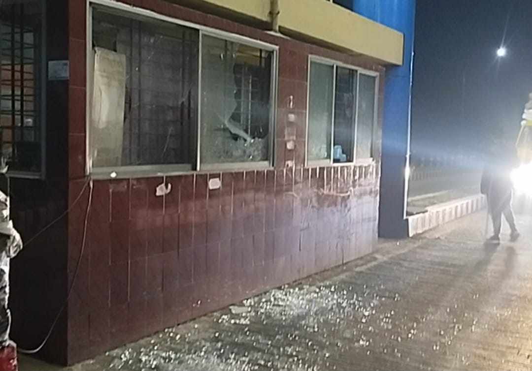 ছাতকে সুরমা ব্রিজের টোল প্লাজায় ভাংচুর করেছে ছাত্র সমন্বয়করা।