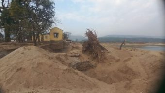 ভোলাগঞ্জে বাঙ্কারে সংরক্ষিত এলাকায় পাথর লুট, মাটির নিচে পাথর থাকায় শ্রমিকরা অবৈধভাবে পাথর উত্তোলন করে: নির্বাহী ম্যাজিস্ট্রেট মোহাম্মদ আবুল হাসনাত