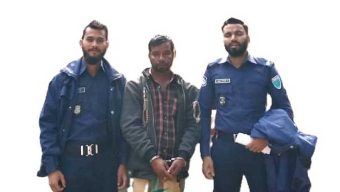 সুনামগঞ্জের রান্নাঘরে রক্ষিত অবস্থায় বস্তাভর্তি ৪৮ বোতল বিদেশি মদ জব্দ করে পুলিশ: মাদক ব্যবসায়ী রেজাউল গ্রেফতার