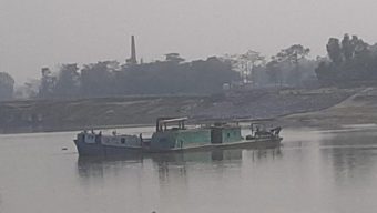 উন্নয়নের অজুহাতে কুশিয়ারা নদীতে থেকে অবৈধভাবে বালু উত্তোলন করে বিক্রি