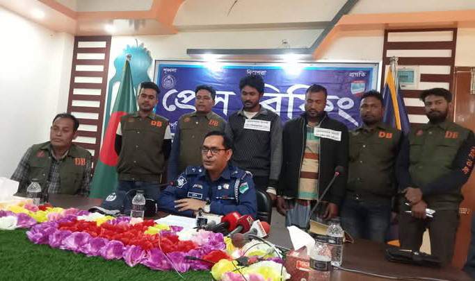 ২৩ লাখ টাকা ছিনতাইয়ের ঘটনায় সাতক্ষীরায় গ্রেপ্তার-২