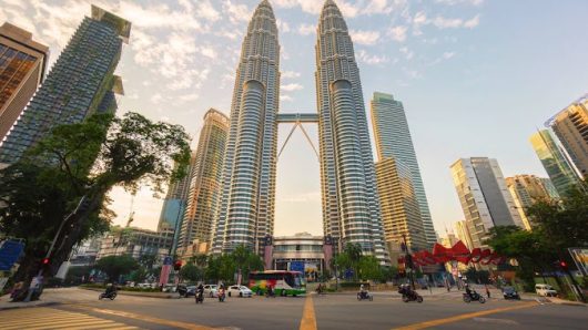 মালয়েশিয়াতে ৭১  বাংলাদেশি গ্রেফতার করে কুয়ালালামপুর ইমিগ্রেশনের সদর দপ্তরে নেওয়া হয়