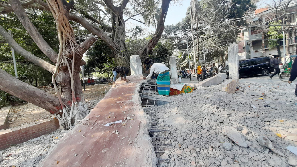 ধানমন্ডির ৩২নম্বরের বেজমেন্টে জনতার ভিড় আয়নাঘরের খোঁজে,