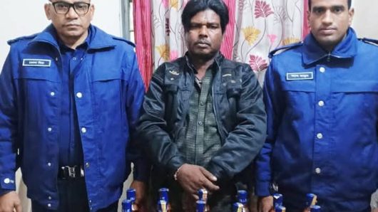 ছাতক থানার অভিযানে ১২ বোতল মদসহ মাদক ব্যবসায়ী গ্রেফতার