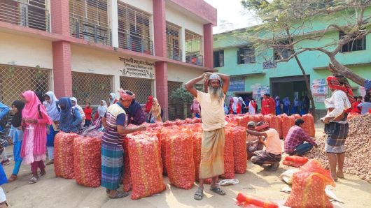 স্কুলের মাঠ দখল করে হাট, ভোগান্তিতে শিক্ষার্থীরা