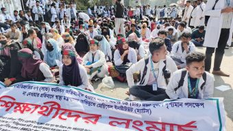 শিক্ষার্থীদের শাহবাগ অবরোধ, ৫ সদস্যের প্রতিনিধি স্বাস্থ্য মন্ত্রণালয়ে