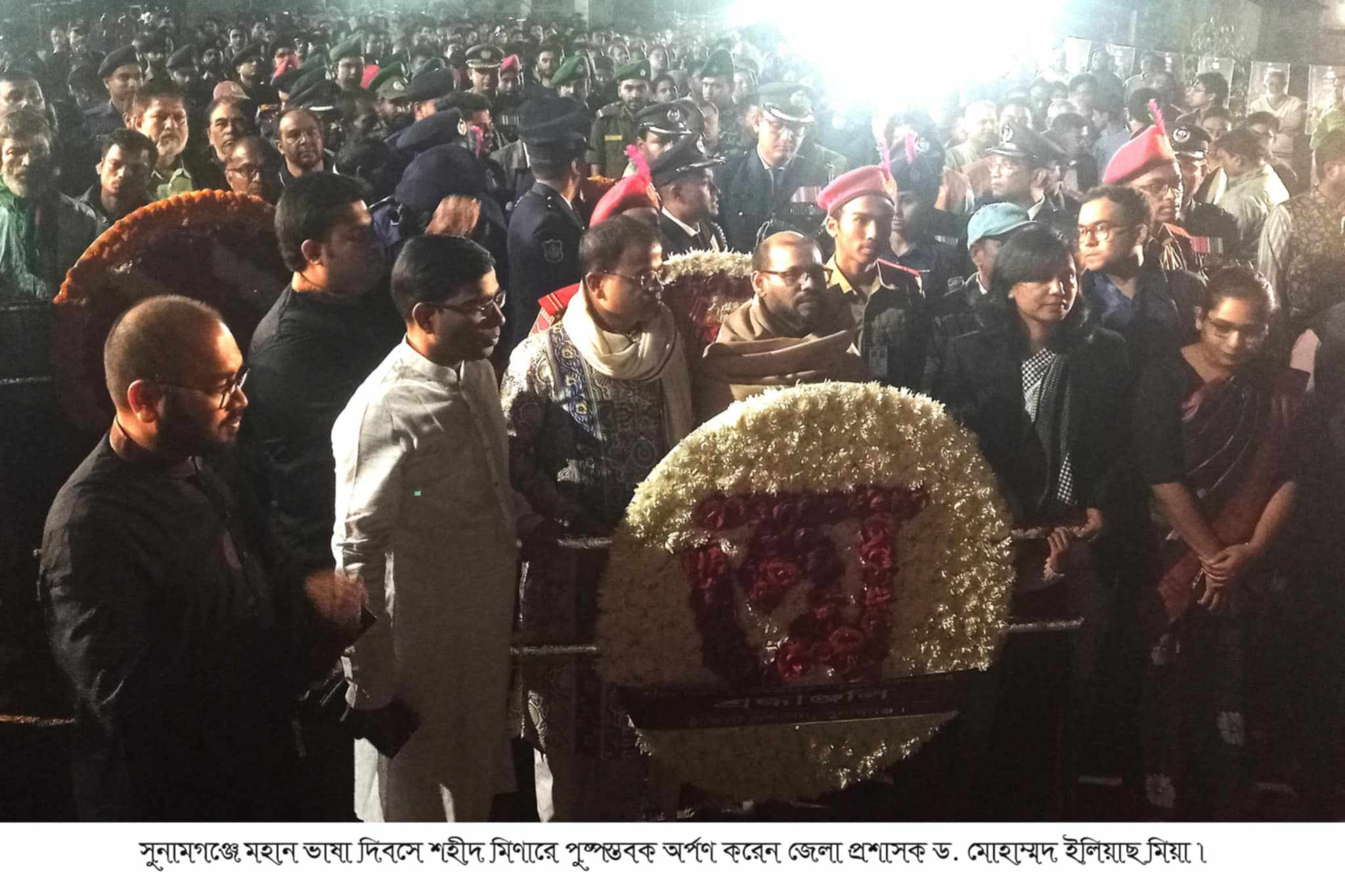 সুনামগঞ্জে রাত ১২টা এক মিনিটে কেন্দ্রীয় শহীদ মিণারে শহীদ স্মরণে জনতার ঢল