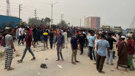 শ্রমিকদের সড়ক অবরোধ