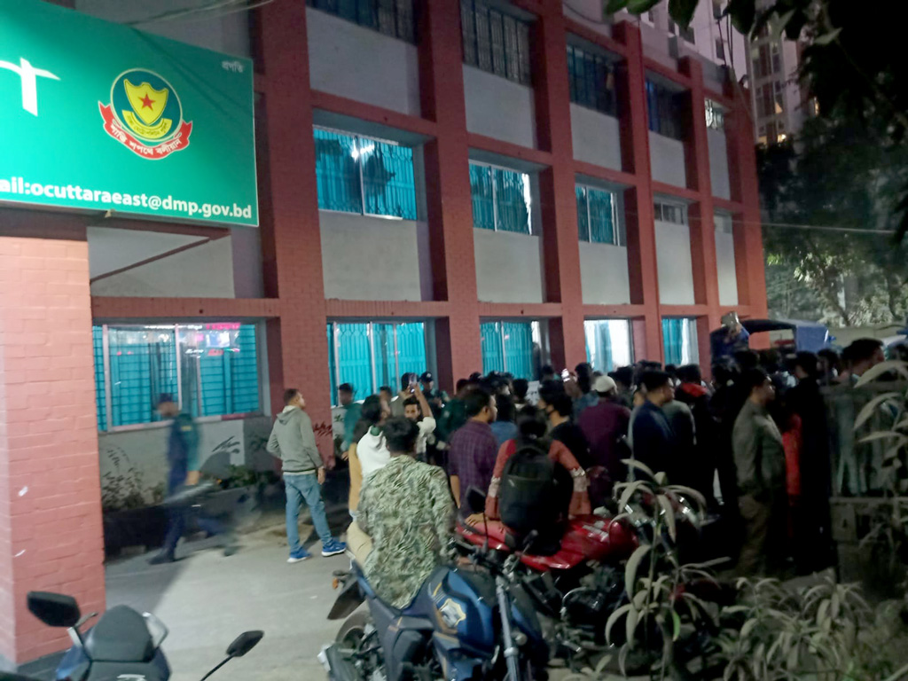 রাজধানীর উত্তরায় ৩ ছাত্র আটকের প্রতিবাদে উত্তরা পূর্ব থানা ঘেরাওয়ের