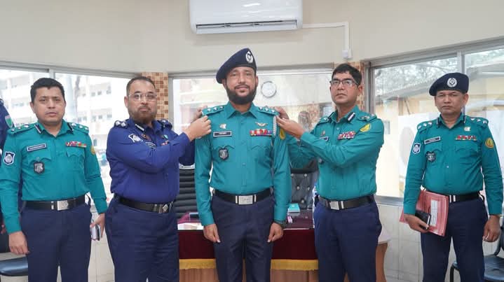 এসএমপি’র সদ্য পদোন্নতিপ্রাপ্ত পুলিশ কর্মকর্তার র‍্যাংক ব্যাজ পরিধান