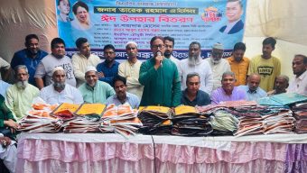 অসহায়দের মাঝে ঈদ বস্ত্র বিতরণ করলেন মেয়র ডা. শাহাদাত হোসেন