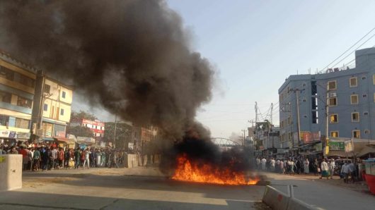 শাজাহানপুরে আন্ডারপাসের দাবিতে মহাসড়ক অবরোধঃ ট্রাক বাসের চাকায় পৃষ্ঠ হয়ে নিহত ২