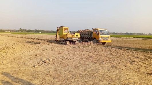 অবৈধভাবে বালু ও মাটি কাটার দায়ে জরিমানা