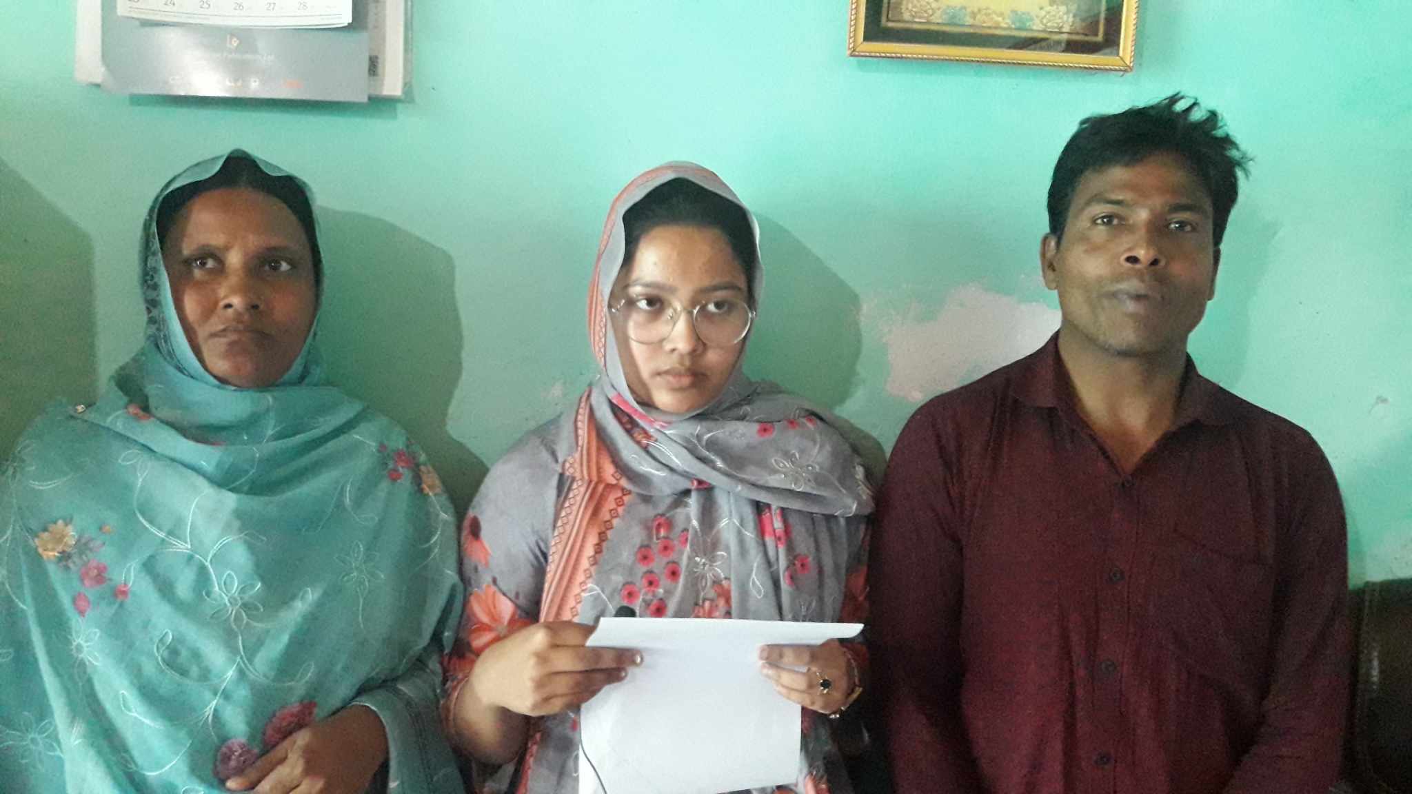 সার্টিফিকেট জালিয়াতির বিষয়ে ভুক্তভোগী ছাত্রীর সংবাদ সম্মেলনে
