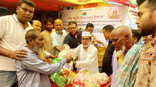 সিংড়ায় বিএনপি নেতার ঈদ সামগ্রী ও নগদ অর্থ বিতরণ