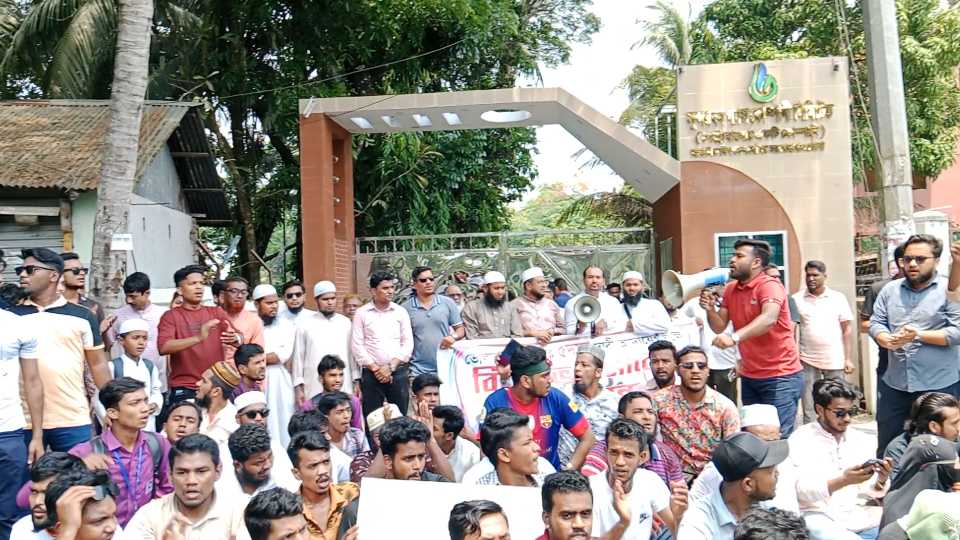 ভোলায় ঘরে ঘরে গ্যাস সংযোগের দাবিতে সুন্দরবন গ্যাস কোম্পানির সামনে অবস্থান কর্মসূচি-বিক্ষোভ  অনুষ্ঠিত