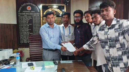লালমোহনে নিরাপদ ক্যাম্পাসের দাবিতে সরকারি কলেজের শিক্ষার্থীদের সড়ক অবরোধ