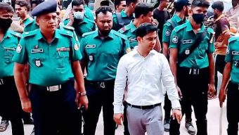 মুগদা মদিনাবাগ মেন রাস্তায় ফুটপাতের দোকান উচ্ছেদে কঠোর অভিযান ।