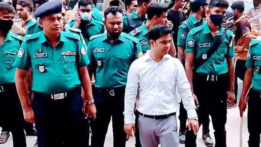 মুগদা মদিনাবাগ মেন রাস্তায় ফুটপাতের দোকান উচ্ছেদে কঠোর অভিযান ।