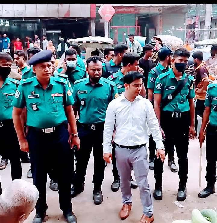 মুগদা মদিনাবাগ মেন রাস্তায় ফুটপাতের দোকান উচ্ছেদে কঠোর অভিযান ।