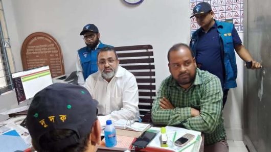 চুয়াডাঙ্গায় বিআরটিএ অফিসে দুদকের অভিযান; ছদ্মবেশে মিলল দালাল চক্রের দৌরাত্ম্য