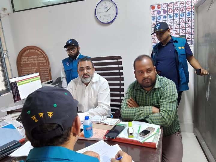 চুয়াডাঙ্গায় বিআরটিএ অফিসে দুদকের অভিযান; ছদ্মবেশে মিলল দালাল চক্রের দৌরাত্ম্য