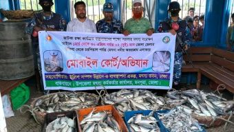 মনপুরার মেঘনায় অভিযানে আটক ১টি বোট ইলিশ জব্দ দুই হাজার পিছ-এতিমখানায় বিতরন