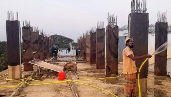 বাঁশখালীতে চাঁদাদাবী ঠিকাদার কে মারধর, পাঁচ লক্ষ টাকা ছিনিয়ে নেয়ার অভিযোগ