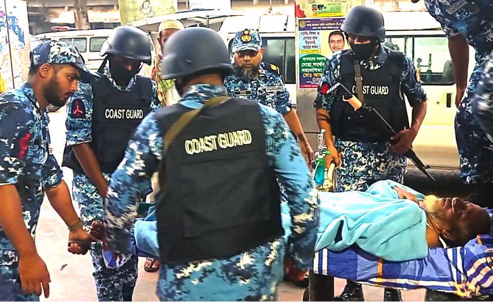 ভোলায় লঞ্চে অসুস্থ্য হওয়া ব্যক্তিকে চিকিৎসা সেবা দিলো কোস্টগার্ড