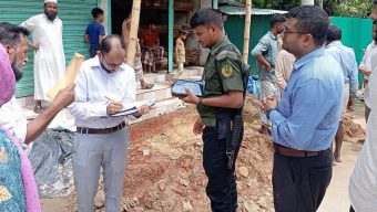 বাঁশখালী পৌরসভায় সড়ক পাশ খননের দায়ে প্রশাসনের অভিযান, ১২ হাজার টাকা জরিমানা