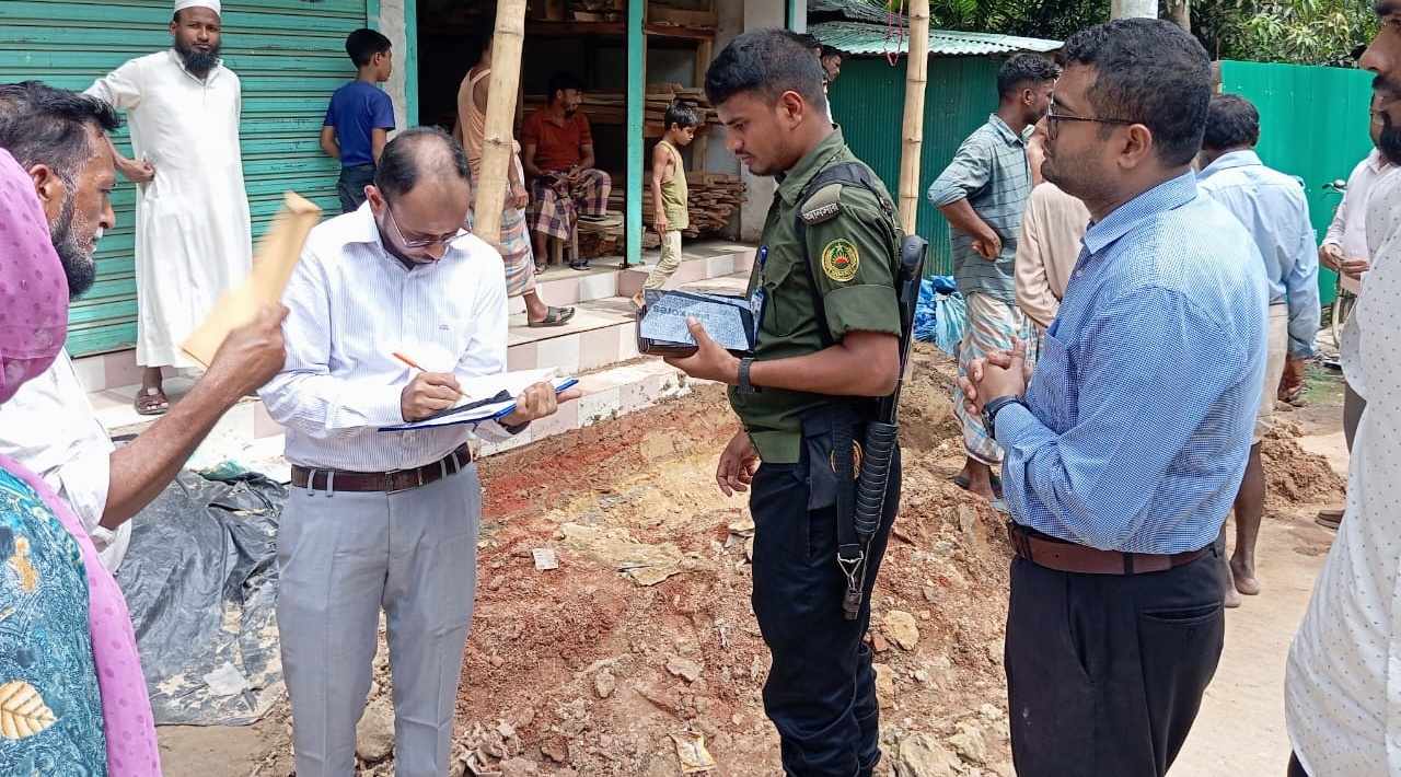 বাঁশখালী পৌরসভায় সড়ক পাশ খননের দায়ে প্রশাসনের অভিযান, ১২ হাজার টাকা জরিমানা