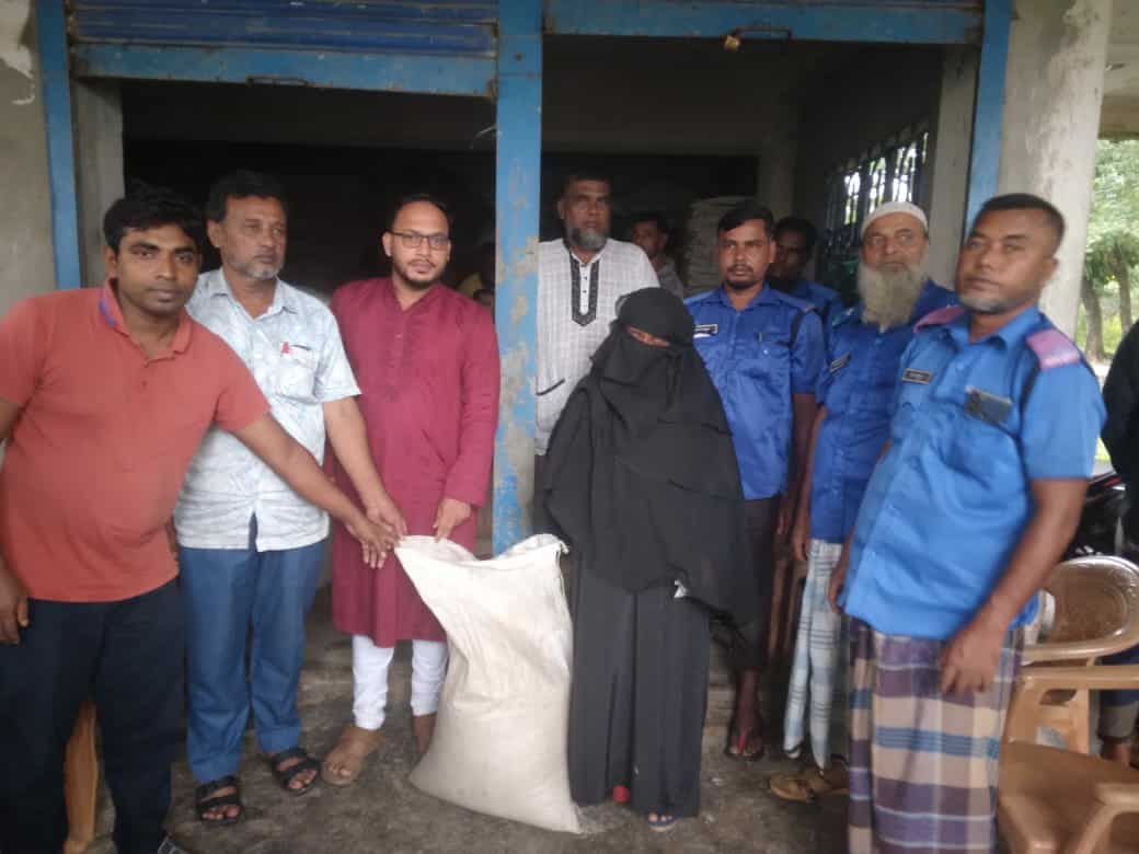মনপুরায় শান্তিপূর্ন ভাবে ভিডব্লিউবি কার্ডের চাল বিতরন অনুষ্ঠিত