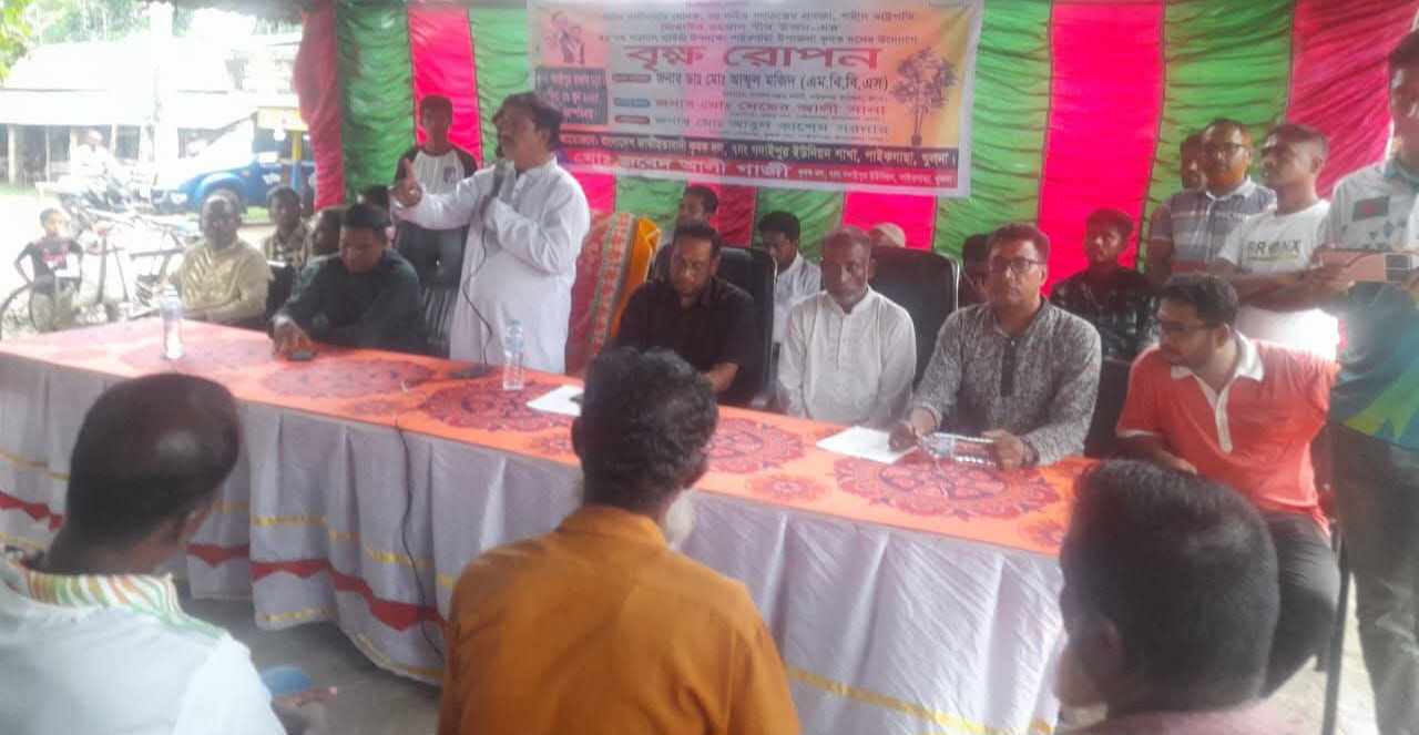 পাইকগাছায় কৃষকদলের উদ্যোগে বৃক্ষের চারা বিতারণ