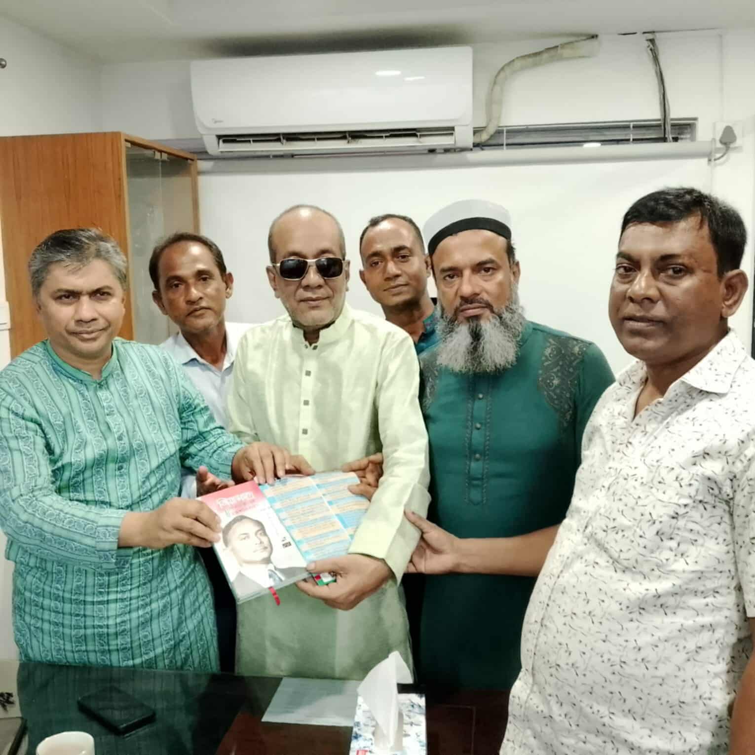কেন্দ্রীয় বিএনপি’র নির্বাহী সদস্য হাসান মামুনকে “জিয়া সমগ্র” গ্রন্থ উপহার