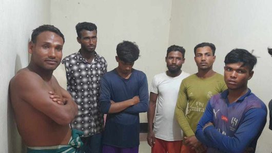 তাহিরপুরের শান্তিপুর নদী থেকে বালু লুট, আটক ৮