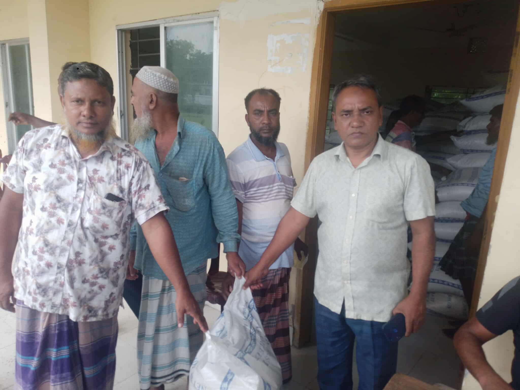 ভোলার মনপুরায় জেলেদের মাঝে প্রণোদনার চাউল বিতরন অনুষ্ঠিত