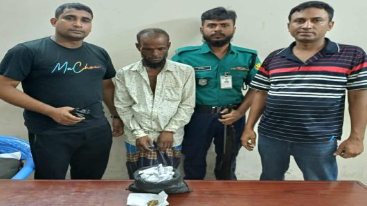 কারওয়ান বাজার এফডিসি রেলগেটে থানাধীন পুলিশের অভিযানে ৫১ পুরি গাজা সহ মানছুর শেখ গ্রেফতার।