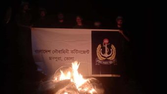 মনপুরায় নৌ বাহিনীর অভিযানে আটক অবৈধ কারেন্ট জাল!আগুনে পুরে নষ্ট