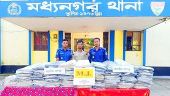 মধ্যনগরে পুলিশের অভিযানে ভারতীয় থান কাপড়সহ এক চোরাকারবারি গ্রেফতার