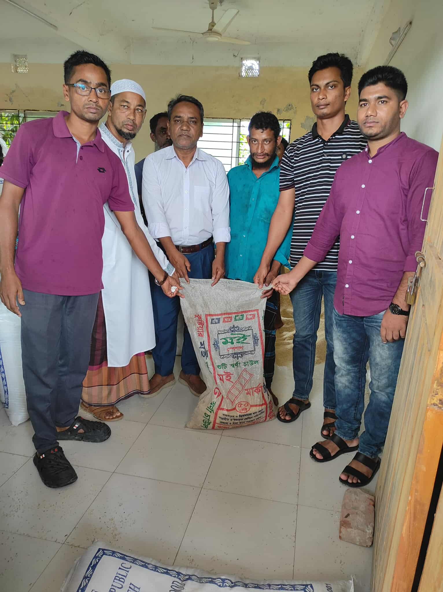 মনপুরায় জেলেদের মাঝে জেলে কার্ডের চাল বিতরন অনুষ্ঠিত