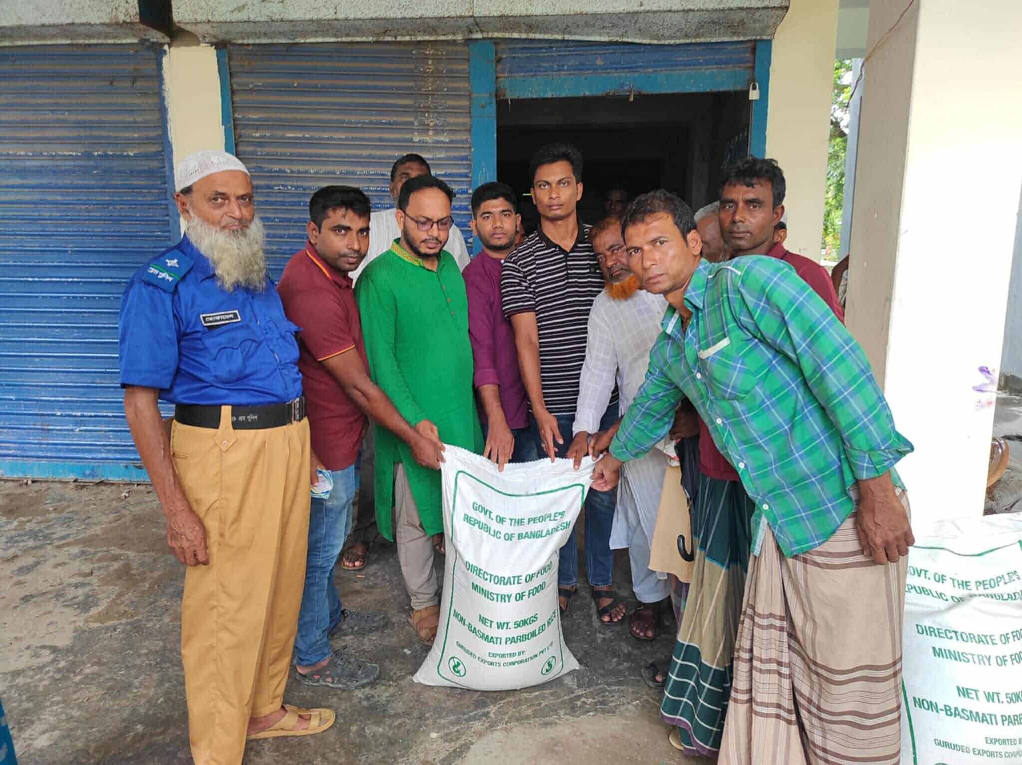 মনপুরা উপজেলায় জেলেদের মাঝে জেলে কার্ডের চাল বিতরন শান্তিপূর্ণ ভাবে অনুষ্ঠিত