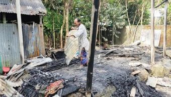 আগুনে পুরে সব ছাই হয়ে গেল দরিদ্র রুস্তম আলির।