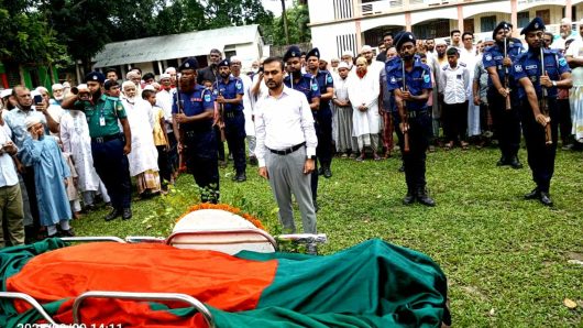 বীর মুক্তিযোদ্ধা নাজিম উদ্দীন খানের রাষ্ট্রীয় মর্যাদায় দাফন মোঃ মুক্তাদির হোসেন।