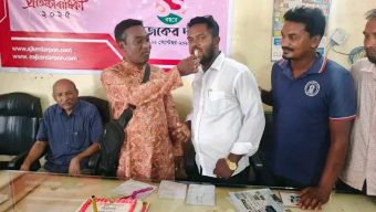 বোচাগঞ্জে কেক কেটে আজকের দর্পণ পত্রিকা ১১ তম প্রতিষ্ঠা বার্ষিক উদযাপন