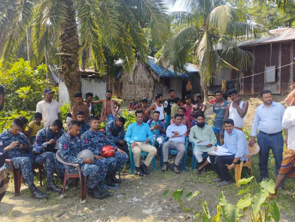 মনপুরার মেঘনায় অভিযানে জব্দকৃত জেলে নৌকা নিলামে হাক-ডাকে বিক্রি